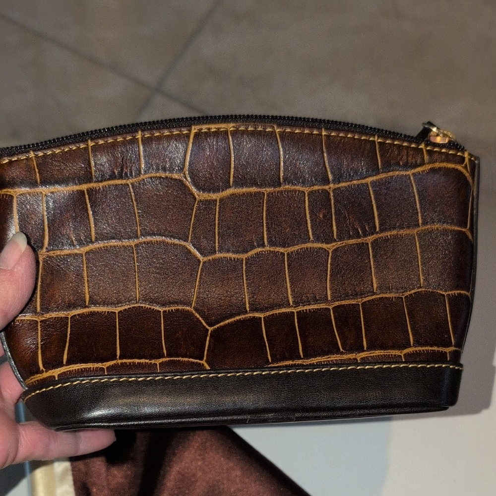 Dooney & Bourke Croc-Embossed Brown Toiletry Bag With A Dusty - Picture 5 of 8